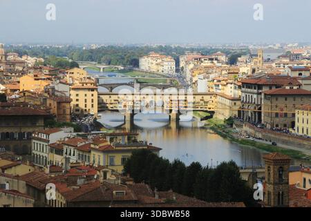 Dieses Bild vom September 2015 von einem Panoramablick auf die berühmte Brücke Ponte Vecchio über den Arno, umgeben von Gebäuden in Florenz, Italien Stockfoto