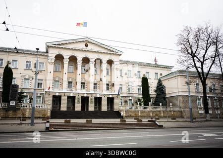 Chisinau, Moldau - 22. November 2025: Großes neoklassisches Regierungsgebäude des Innenministeriums in Chisinau mit Bögen, Fahnen und formalen Elementen Stockfoto