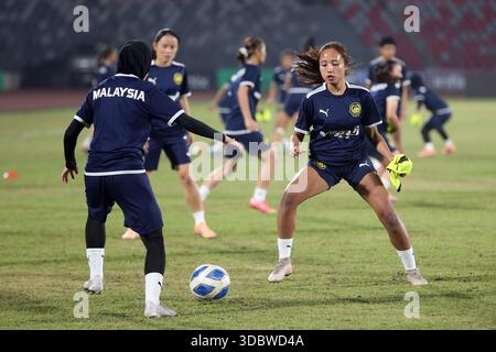 Das malaysische Frauenfußballteam nimmt an einem Trainingssement vor der Trial Nations-Serie in Dhaka, Bangladesch, Teil. Die beiden anderen Teams sind Bangladesch A Stockfoto