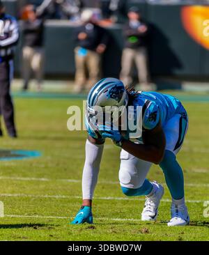 Am 28. Oktober 2018 spielt Julius Peppers (90) im Bank of America Stadium in Charlotte, North Carolina gegen die Baltimore Ravens. Die Panthers hielten die Besuchenden Ravens 36-21. Stockfoto
