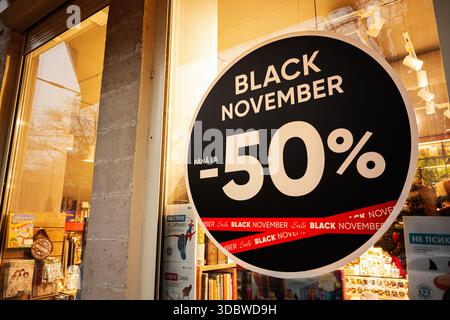 Chisinau, Moldau - 22. November 2025: Schaufenster zeigt ein großes kreisförmiges Rabattschild, das während des Black Friday in Moldau 50 OFF anzeigt. Stockfoto