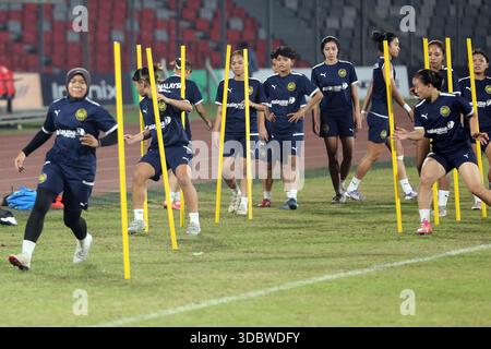 Das malaysische Frauenfußballteam nimmt an einem Trainingssement vor der Trial Nations-Serie in Dhaka, Bangladesch, Teil. Die beiden anderen Teams sind Bangladesch A Stockfoto