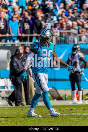 Am 28. Oktober 2018 spielt Julius Peppers (90) im Bank of America Stadium in Charlotte, North Carolina gegen die Baltimore Ravens. Die Panthers hielten die Besuchenden Ravens 36-21. Stockfoto