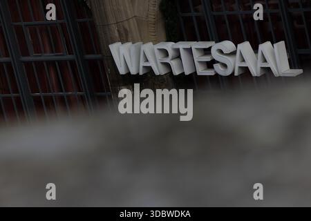 Köln, Deutschland. Dezember 2025. Blick auf den Veranstaltungsort „Wartesaal“. Vor zehn Jahren, am 31. Oktober 2015, erschütterte Silvester in Köln das allgemeine Gefühl der Sicherheit. Quelle: Rolf Vennenbernd/dpa/Alamy Live News Stockfoto