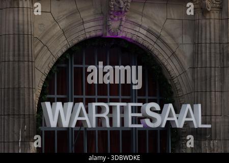 Köln, Deutschland. Dezember 2025. Blick auf den Veranstaltungsort „Wartesaal“. Vor zehn Jahren, am 31. Oktober 2015, erschütterte Silvester in Köln das allgemeine Gefühl der Sicherheit. Quelle: Rolf Vennenbernd/dpa/Alamy Live News Stockfoto