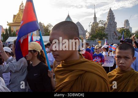 Phnom Penh, Phnom Penh, Kambodscha. Dezember 2025. März für den Frieden: Schätzungsweise 30 Demonstranten marschierten vom Sisowath Quay am Fluss zum Independence Monument in Phnom Penh, Kambodscha. Der marsch begann um 15:00 Uhr am 18. Dezember, als sich Tausende auf dem Riverside Night Market versammelten und zum Independence Monument marschierten. Die Demonstranten erklärten: Kambodscha braucht Frieden. Das Ereignis kam, als die Grenzfeindseligkeiten mit Thailand, die sich am 7. Dezember erneut entzündeten, mit dem Bombenanschlag der F16 auf die kambodschanische Grenzstadt Poipet eskalierten. (Bild: © Rod Harbinson/ZUMA Press Wire) E Stockfoto