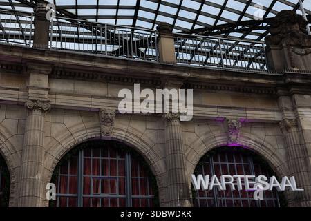 Köln, Deutschland. Dezember 2025. Blick auf den Veranstaltungsort „Wartesaal“. Vor zehn Jahren, am 31. Oktober 2015, erschütterte Silvester in Köln das allgemeine Gefühl der Sicherheit. Quelle: Rolf Vennenbernd/dpa/Alamy Live News Stockfoto