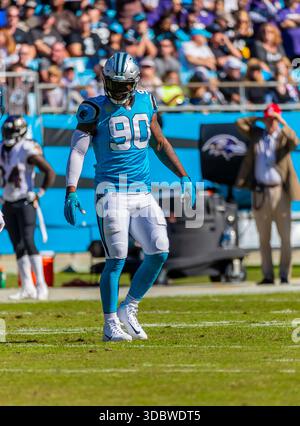 Am 28. Oktober 2018 spielt Julius Peppers (90) im Bank of America Stadium in Charlotte, North Carolina gegen die Baltimore Ravens. Die Panthers hielten die Besuchenden Ravens 36-21. Stockfoto