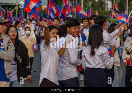 Phnom Penh, Phnom Penh, Kambodscha. Dezember 2025. März für den Frieden: Schätzungsweise 30 Demonstranten marschierten vom Sisowath Quay am Fluss zum Independence Monument in Phnom Penh, Kambodscha. Der marsch begann um 15:00 Uhr am 18. Dezember, als sich Tausende auf dem Riverside Night Market versammelten und zum Independence Monument marschierten. Die Demonstranten erklärten: Kambodscha braucht Frieden. Das Ereignis kam, als die Grenzfeindseligkeiten mit Thailand, die sich am 7. Dezember erneut entzündeten, mit dem Bombenanschlag der F16 auf die kambodschanische Grenzstadt Poipet eskalierten. (Bild: © Rod Harbinson/ZUMA Press Wire) E Stockfoto
