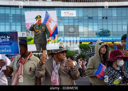 Phnom Penh, Phnom Penh, Kambodscha. Dezember 2025. März für den Frieden: Schätzungsweise 30 Demonstranten marschierten vom Sisowath Quay am Fluss zum Independence Monument in Phnom Penh, Kambodscha. Der marsch begann um 15:00 Uhr am 18. Dezember, als sich Tausende auf dem Riverside Night Market versammelten und zum Independence Monument marschierten. Die Demonstranten erklärten: Kambodscha braucht Frieden. Das Ereignis kam, als die Grenzfeindseligkeiten mit Thailand, die sich am 7. Dezember erneut entzündeten, mit dem Bombenanschlag der F16 auf die kambodschanische Grenzstadt Poipet eskalierten. (Bild: © Rod Harbinson/ZUMA Press Wire) E Stockfoto