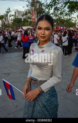 Phnom Penh, Phnom Penh, Kambodscha. Dezember 2025. März für den Frieden: Schätzungsweise 30 Demonstranten marschierten vom Sisowath Quay am Fluss zum Independence Monument in Phnom Penh, Kambodscha. Der marsch begann um 15:00 Uhr am 18. Dezember, als sich Tausende auf dem Riverside Night Market versammelten und zum Independence Monument marschierten. Die Demonstranten erklärten: Kambodscha braucht Frieden. Das Ereignis kam, als die Grenzfeindseligkeiten mit Thailand, die sich am 7. Dezember erneut entzündeten, mit dem Bombenanschlag der F16 auf die kambodschanische Grenzstadt Poipet eskalierten. (Bild: © Rod Harbinson/ZUMA Press Wire) E Stockfoto