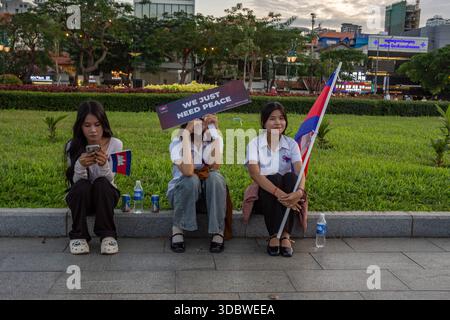 Phnom Penh, Phnom Penh, Kambodscha. Dezember 2025. März für den Frieden: Schätzungsweise 30 Demonstranten marschierten vom Sisowath Quay am Fluss zum Independence Monument in Phnom Penh, Kambodscha. Der marsch begann um 15:00 Uhr am 18. Dezember, als sich Tausende auf dem Riverside Night Market versammelten und zum Independence Monument marschierten. Die Demonstranten erklärten: Kambodscha braucht Frieden. Das Ereignis kam, als die Grenzfeindseligkeiten mit Thailand, die sich am 7. Dezember erneut entzündeten, mit dem Bombenanschlag der F16 auf die kambodschanische Grenzstadt Poipet eskalierten. (Bild: © Rod Harbinson/ZUMA Press Wire) E Stockfoto