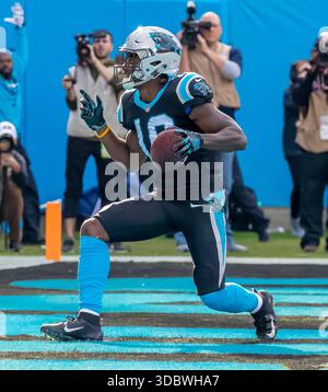 25. November 2018: Curtis SAMUEL (10) feiert einen Touchdown gegen die Seattle Seahawks im Bank of America Stadium in Charlotte, NC. Die Panthers verlieren gegen die Seahawks, 30-27. Stockfoto