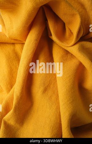 Zufällig Platziertes Heißes Gelbes Leinenstoff. Reines Goldenes Senfgelb. Stockfoto