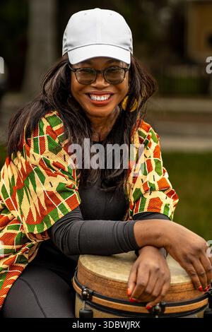 Ausgeruhter afrikanischer Djembe-Drummer Stockfoto