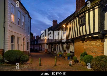 Malzmühle Gasse in der Dämmerung im dezember. Alcester, Warwickshire, England Stockfoto