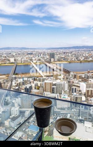 Osaka, Japan - 31. März 2025: Panoramablick von der Aussichtsplattform des Omeda Sky Building in Osaka, Japan. Moderne Architektur Stockfoto