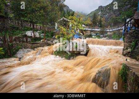 Sintflutartiger Regen und geschwollener Fluss, Ras el Maa Brunnen, Chefchaouen, Rif Berge, Marokko, Nordafrika Stockfoto