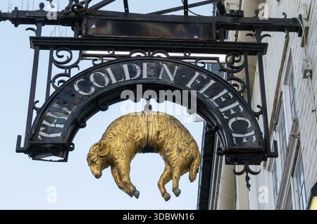 Traditionelles hängendes Pub-Schild im Golden Fleece - ein Craft Public House - Duke Street, Chelmsford, Essex, England, Großbritannien Stockfoto