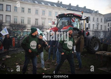 Brüssel, Belgien Dezember 2025. Zusammenstöße zwischen Demonstranten und Polizei am Eingang zum Europäischen Parlament während eines Bauernprotests, der am Donnerstag, den 18. Dezember 2025 in Brüssel die Reformen der Gemeinsamen Agrarpolitik (GAP), des MERCOSUR und verschiedener Handelsabkommen anprangerte. Foto: Raphael Lafargue/ABACAPRESS.COM Credit: Abaca Press/Alamy Live News Stockfoto
