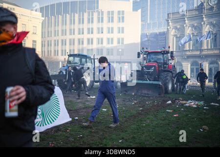 Brüssel, Belgien Dezember 2025. Zusammenstöße zwischen Demonstranten und Polizei am Eingang zum Europäischen Parlament während eines Bauernprotests, der am Donnerstag, den 18. Dezember 2025 in Brüssel die Reformen der Gemeinsamen Agrarpolitik (GAP), des MERCOSUR und verschiedener Handelsabkommen anprangerte. Foto: Raphael Lafargue/ABACAPRESS.COM Credit: Abaca Press/Alamy Live News Stockfoto