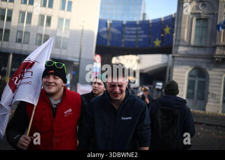 Brüssel, Belgien Dezember 2025. Zusammenstöße zwischen Demonstranten und Polizei am Eingang zum Europäischen Parlament während eines Bauernprotests, der am Donnerstag, den 18. Dezember 2025 in Brüssel die Reformen der Gemeinsamen Agrarpolitik (GAP), des MERCOSUR und verschiedener Handelsabkommen anprangerte. Foto: Raphael Lafargue/ABACAPRESS.COM Credit: Abaca Press/Alamy Live News Stockfoto