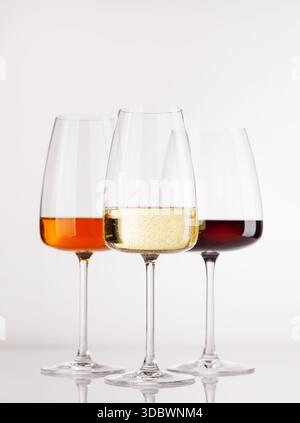 Verschiedene Weingläser auf weißem Hintergrund, elegante Weinkomposition Stockfoto
