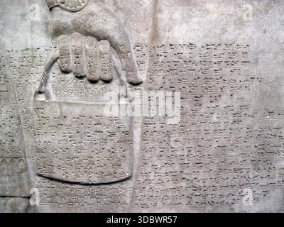 Assyrisches Relief 865-860 v. Chr., das eine Skulptur aus Keilschrift zeigt, die einen königlichen Helfer mit einem Eimer oder einer Tasche, alte Geschichte, Stock Pho zeigt Stockfoto