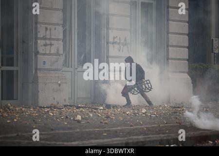 Brüssel, Belgien Dezember 2025. Zusammenstöße zwischen Demonstranten und Polizei am Eingang zum Europäischen Parlament während eines Bauernprotests, der am Donnerstag, den 18. Dezember 2025 in Brüssel die Reformen der Gemeinsamen Agrarpolitik (GAP), des MERCOSUR und verschiedener Handelsabkommen anprangerte. Foto: Raphael Lafargue/ABACAPRESS.COM Credit: Abaca Press/Alamy Live News Stockfoto