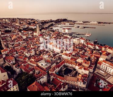 Blick aus der Vogelperspektive auf die Terrakotta-Dächer, die hinunter zur schimmernden Adria ragen, mit der Kathedrale des Heiligen Domnius, Split-Dalmatien Stockfoto