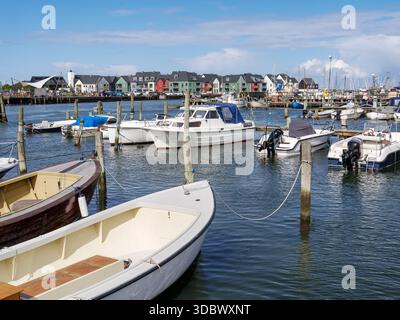Kleine Motorboote im Hafen von Kerteminde mit Häusern am Wasser entlang der Nordre Havnekaj im Hintergrund, Fünen, Süddänemark Stockfoto