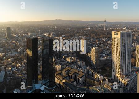 Aus der Vogelperspektive durchdringen Wolkenkratzer die Skyline und werfen lange Schatten über die darunter liegenden Stadtblöcke, Frankfurt am Main, Hessen, Deutschland. Stockfoto