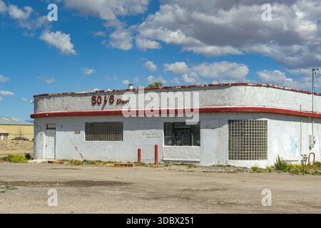 Moab, Utah, USA - 26. Mai 2025: Amerikanisches Diner im Retro-Stil wurde in einer kleinen Stadt im ländlichen Utah geschlossen Stockfoto