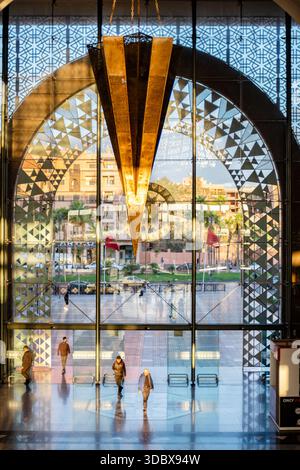 Der beeindruckende Eingangskorridor oder die Haupthalle des Bahnhofs in Marrakesch, Marokko, Nordafrika. Bekannt als Gare de Marrakesch. Stockfoto