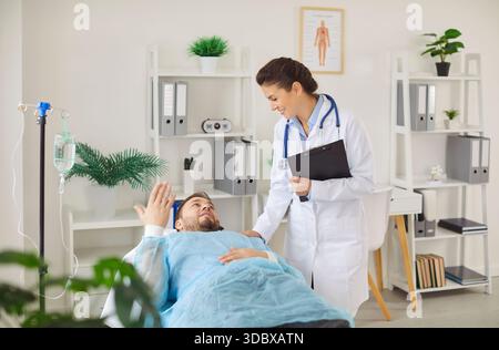 Kranker Mann, der auf der Couch liegt und sich im Krankenhaus einer ärztlichen Untersuchung unterzieht Stockfoto