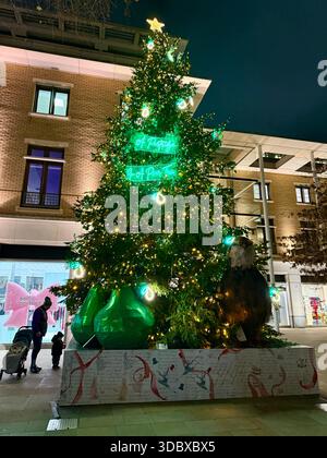 Weihnachtsbaum in der Nacht auf dem Duke of York Square London, beleuchtet mit Lichtern. Stockfoto