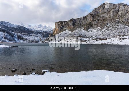 Gletschersee Ercina im Winter, umgeben von schneebedeckten Bergen. Die Seen von Covadonga, Nationalpark Picos de Europa, Asturien, Spanien. Stockfoto
