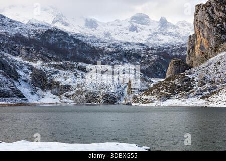 Gletschersee Ercina im Winter, umgeben von schneebedeckten Bergen. Die Seen von Covadonga, Nationalpark Picos de Europa, Asturien, Spanien. Stockfoto