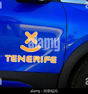 Mietwagen mit Insellogo für Teneriffa. Fuerteventura, Kanarische Inseln, Spanien. Vom November 2025 Stockfoto