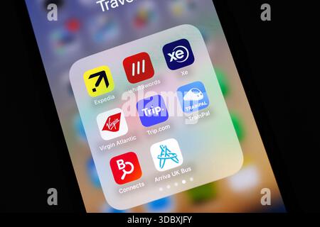 IPhone Smartphone Bildschirm mit Ordner mit der Bezeichnung Reisen mit Apps für die Buchung von Flügen, Hotels, Transport und Geldwechsel Jungfrau Expedia Stockfoto