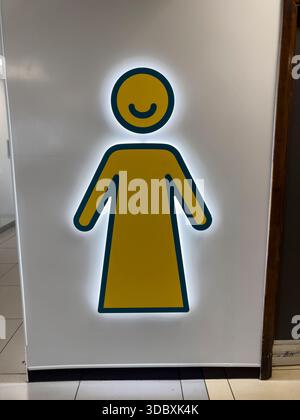 NORTHAMPTON, ENGLAND - 12. SEPTEMBER 2025: Piktogramm für Frauen mit weiblichem Figurensymbol für Toiletten in England Stockfoto