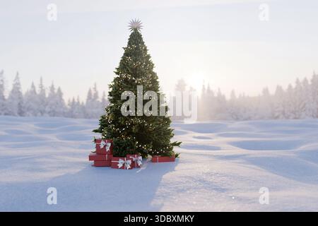 Weihnachtstanne Im Winterfeld, Szene Mit Sonnenlicht. Wunderschön dekorierter Weihnachtsbaum mit leuchtenden Lichtern und rot gewickelten Geschenken in Einem Sn Stockfoto
