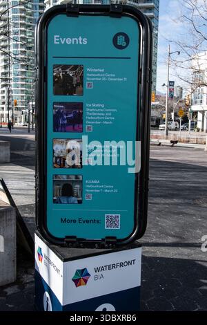 Am Queens Quay West im Stadtzentrum von Toronto, Ontario, Kanada, werden Veranstaltungen am Wasser angezeigt Stockfoto