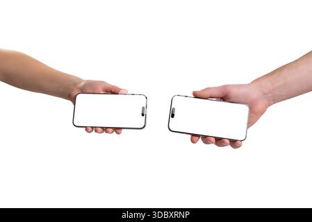 Zwei Smartphones, die einander gegenüberstehen, mit leeren Bildschirmen, isoliert auf weißem Hintergrund, die die Gerätekommunikation, den Datenaustausch und die Authentifizierung darstellen Stockfoto