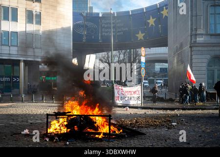 Brüssel, Brüssel, Belgien Dezember 2025. Europäische Landwirte stoßen in Brüssel mit der Polizei zusammen. Was als friedlicher marsch europäischer Landwirte in Brüssel begann, endete mit gewalttätigen Ausschreitungen im Europäischen Parlament. Die Landwirte versammelten sich während eines mehrtägigen EU-Gipfels in Brüssel, um ihre Unzufriedenheit mit dem Handelsabkommen des Mercosur zwischen Europa und mehreren südamerikanischen Ländern zum Ausdruck zu bringen.mehrere Landwirte stießen im Europäischen Parlament mit der belgischen Polizei zusammen. Kartoffeln, Eier, Flaschen und andere Gegenstände wurden geworfen. Alles wurde an verschiedenen Orten zerstört. Hunderte Traktoren brachten Traffi Stockfoto