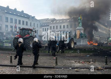 Brüssel, Brüssel, Belgien Dezember 2025. Europäische Landwirte stoßen in Brüssel mit der Polizei zusammen. Was als friedlicher marsch europäischer Landwirte in Brüssel begann, endete mit gewalttätigen Ausschreitungen im Europäischen Parlament. Die Landwirte versammelten sich während eines mehrtägigen EU-Gipfels in Brüssel, um ihre Unzufriedenheit mit dem Handelsabkommen des Mercosur zwischen Europa und mehreren südamerikanischen Ländern zum Ausdruck zu bringen.mehrere Landwirte stießen im Europäischen Parlament mit der belgischen Polizei zusammen. Kartoffeln, Eier, Flaschen und andere Gegenstände wurden geworfen. Alles wurde an verschiedenen Orten zerstört. Hunderte Traktoren brachten Traffi Stockfoto