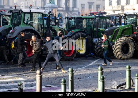 Brüssel, Brüssel, Belgien Dezember 2025. Europäische Landwirte stoßen in Brüssel mit der Polizei zusammen. Was als friedlicher marsch europäischer Landwirte in Brüssel begann, endete mit gewalttätigen Ausschreitungen im Europäischen Parlament. Die Landwirte versammelten sich während eines mehrtägigen EU-Gipfels in Brüssel, um ihre Unzufriedenheit mit dem Handelsabkommen des Mercosur zwischen Europa und mehreren südamerikanischen Ländern zum Ausdruck zu bringen.mehrere Landwirte stießen im Europäischen Parlament mit der belgischen Polizei zusammen. Kartoffeln, Eier, Flaschen und andere Gegenstände wurden geworfen. Alles wurde an verschiedenen Orten zerstört. Hunderte Traktoren brachten Traffi Stockfoto
