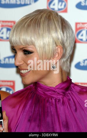 SARAH HARDING - MÄDCHEN ALOUDAt einen Fotoanruf, um das neue "Must Have"-Handy des Telekommunikationsunternehmens, das Samsung 5210 Purple, zu starten - bei Phones4U, Stockfoto