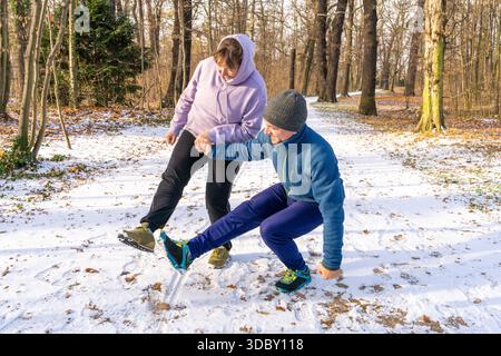 Glückliche Frau, die sich auf die Hände bläst, nachdem sie draußen Schnee gehalten hat. Lache und genieße das Leben. Freude, Liebe zum Leben, positive Emotionen, Winterleben, emotional Stockfoto