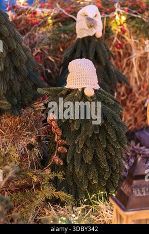 Weihnachtsnomes aus Tannenzweigen Stockfoto